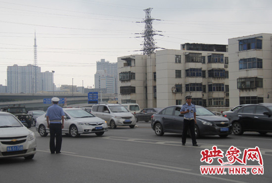 郑州市三大队交警正在检查黄标车