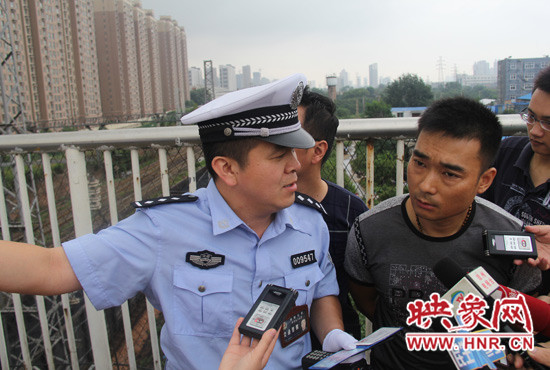 郑州三大队市交警正在向一位司机解释黄标车限行政策
