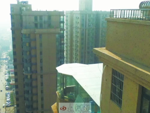 郑州罗马假日住户楼顶私盖玻璃房 小区安全存隐患