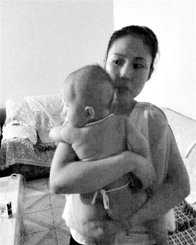 经过多方寻访，记者终于在18日夜间首次见到河南林州“民警摔婴”事件中受害女婴。被摔女婴李默涵脑后一个拳头大的肿包仍清晰可见。