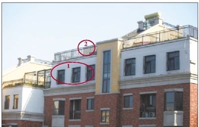 中海城香克林小区,杨智家的楼顶上加盖了两层违建。其中北侧露台建成了一层灰白色的房屋(①)。在该违建顶部的东侧,又加盖了一层面积较小的房屋(②)。新京报记者 韩萌 摄