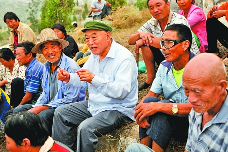 在唐庄，当地群众每次见到吴金印总有说不完的知心话。记者 史长来 摄