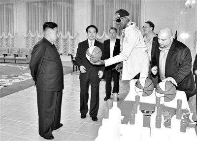 平壤，朝鲜最高领导人金正恩接待再次来访的美国篮球明星罗德曼。