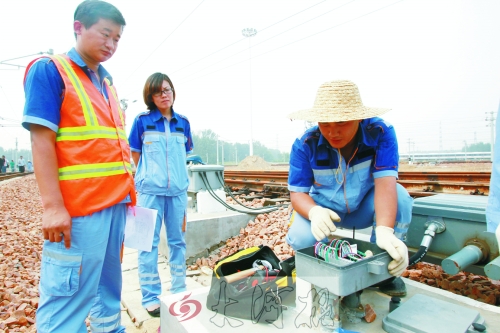 地铁信号系统的工作人员在接受考试验收