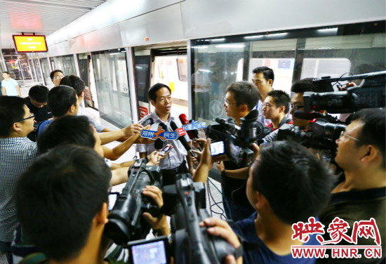 众多媒体采访郑州市轨道交通有限公司运营分公司总经理马子彦