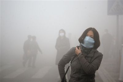 昨日，哈尔滨，整座城市笼罩在一片浓浓的雾霾之中。图/CFP