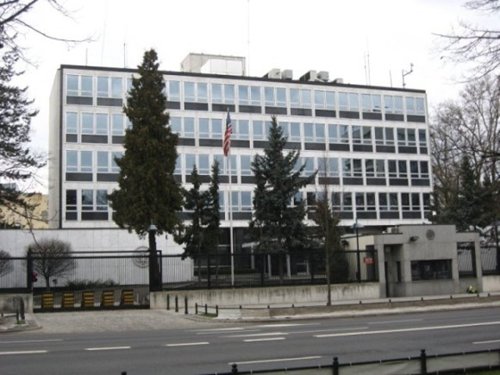 图为美国驻华沙大使馆办公楼。位于其顶部的长方形建筑便是窃听装置