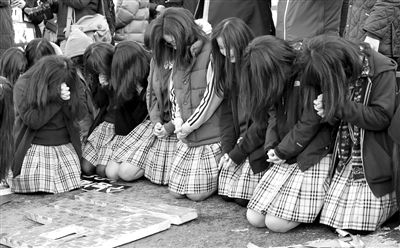 7日，韩国首尔，韩国高考举行前，学子们跪地祈祷，希望能考个好成绩。