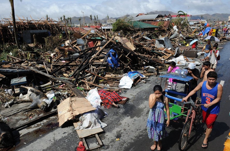 当地时间11月10日，强台风“海燕”袭击菲律宾塔克洛班后，当地居民洗劫商店，哄抢物资。