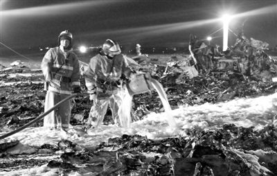 11月17日，俄罗斯喀山机场，消防人员在客机失事现场进行清理工作。