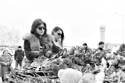 11月18日，在俄罗斯喀山，市民向空难遇难者献花。新华社发