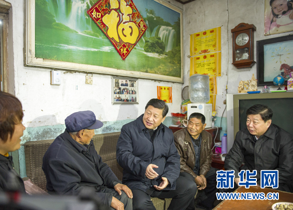 25日下午，习近平在地处沂蒙老区的临沭县曹庄镇朱村看望83岁的“老支前”王克昌。