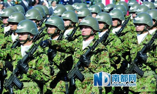 10月27日，日本自卫队举行阅兵仪式