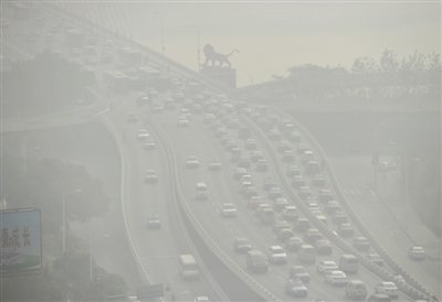 昨日，南昌市八一大桥被雾霾笼罩。 新华社发