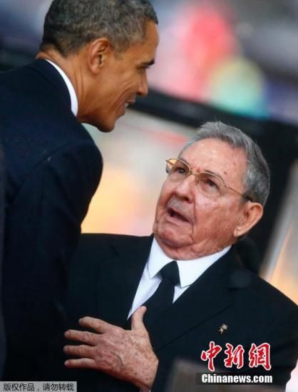 当地时间12月10日，南非约翰内斯堡美国总统奥巴马出席曼德拉官方追悼会，并与古巴领导人卡斯特罗握手致意。