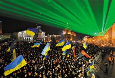 15日，乌克兰首都基辅，光束照向在广场上示威的民众。