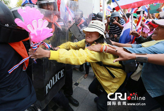 泰国示威者闯入特案厅 抗议其冻结反对派领导人账户