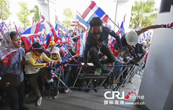 泰国示威者闯入特案厅 抗议冻结反对派领导人账户