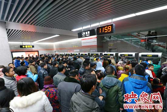 11点59分，紫荆山地铁站售票机前挤满了买票的市民，场面如同春运。