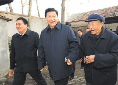 11月25日，习近平在地处沂蒙老区的临沭县曹庄镇朱村，亲切地拉着83岁的“老支前”王克昌的手。