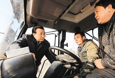 11月5日一早，李克强到抚远县红旗村查看耕地深松情况，并攀上驾驶室同农机手交谈。