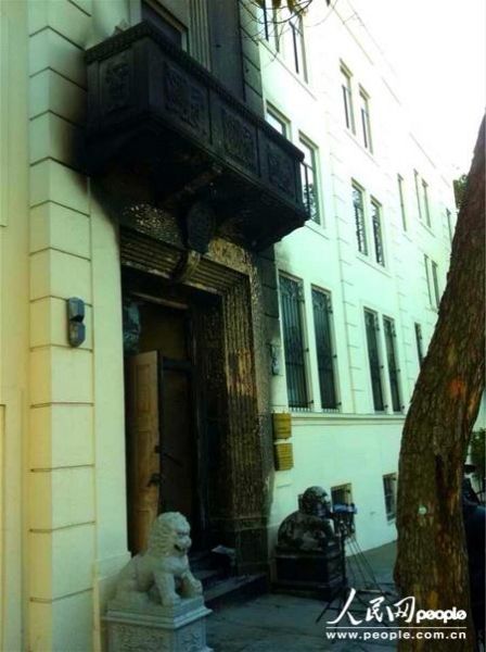 中国驻旧金山总领馆1月1日晚遭恶意纵火一案目前正在调查中。总领馆正门已经被烧毁，其中一扇门脱落放在路边，另外一扇门被烧成黑色。