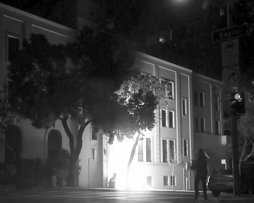当地时间1日晚，中国驻旧金山总领事馆遭纵火，图为火灾现场。