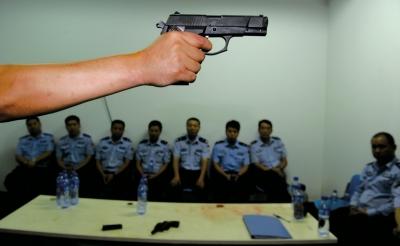 在一堂枪械教学课上，教官向参训民警们讲解警用手枪的特点和正确握姿。记者 董世彪 摄