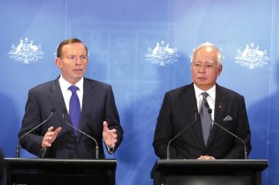 昨天，马来西亚总理纳吉布（右）抵达珀斯与澳大利亚总理阿博特（左）召开联合发布会。