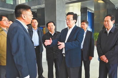 4月9日，省委书记、省人大常委会主任郭庚茂带队，在洛阳高新技术产业集聚区内观摩考察。