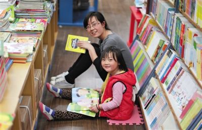 昨晚10时，来京探亲的山东的李女士带着5岁的女儿琪琪在三联书店读书。4月18日晚开始，三联韬奋书店正