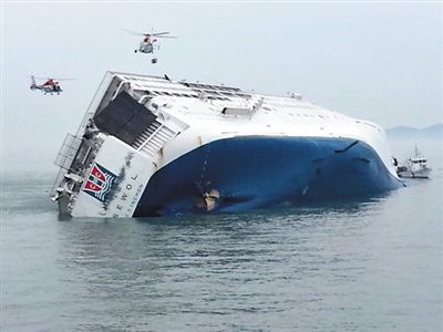 16日上午的视频截图显示，尽管船身已经高度倾斜，但几乎看不到跳海的乘客。