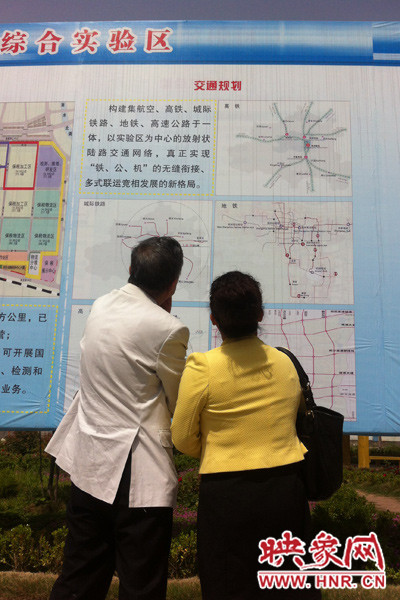 中国公共外交协会副会长舒乙（左一）在观看航空港综合实验区的介绍