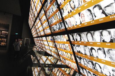 6月11日,民众在侵华日军南京大屠杀遇难同胞纪念馆内参观幸存者照片。中国将为南京大屠杀和日军强征慰安妇文献档案申报世界记忆名录。