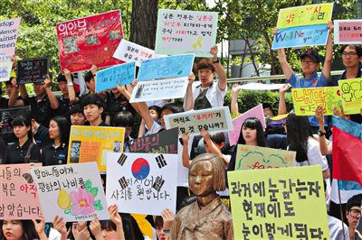 6月4日,韩国首尔,韩国慰安妇和民众在日本驻韩大使馆门前集会,要求日本政府承认并解决慰安妇问题。