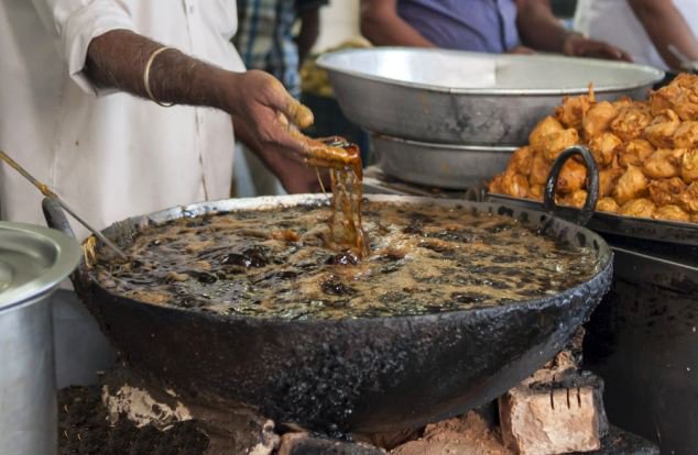 印度一厨师能在200度高温中徒手炸鱼