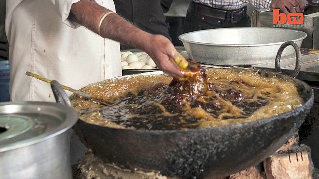 印度一厨师能在200度高温中徒手炸鱼