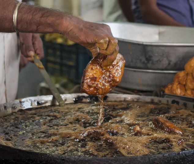 印度一厨师能在200度高温中徒手炸鱼