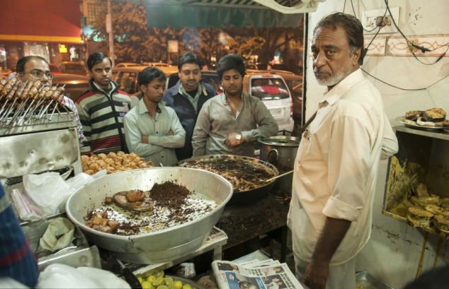 印度一厨师能在200度高温中徒手炸鱼
