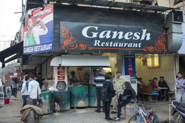 印度一厨师能在200度高温中徒手炸鱼