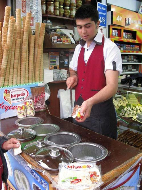 土耳其冰淇淋：唯一能用刀叉吃的冰淇淋