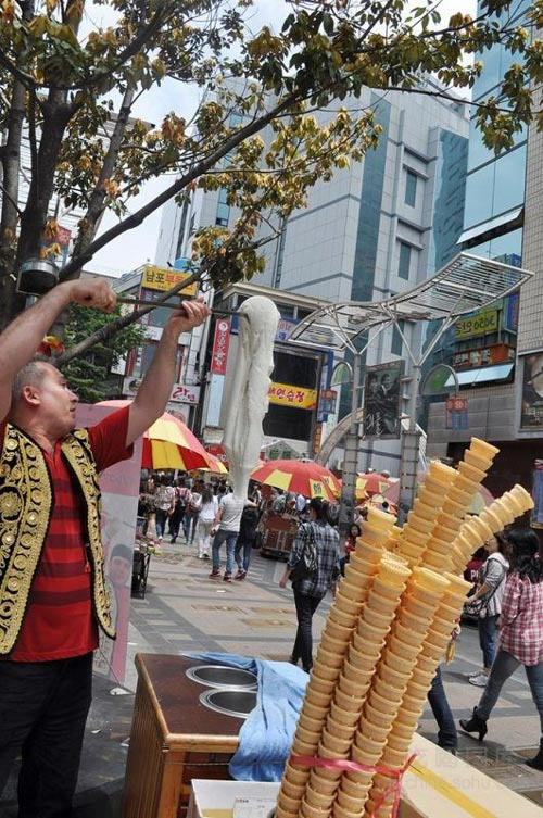 土耳其冰淇淋：唯一能用刀叉吃的冰淇淋