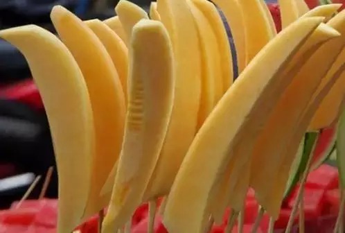 街边切好的哈密瓜为啥不能买 看完你就知道了！