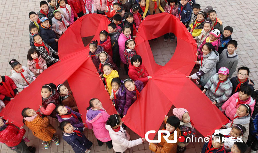 传递爱的红丝带 各地行动助力“零艾滋”