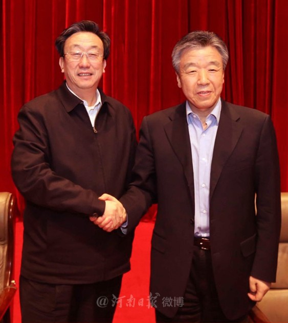 3月20日下午，卢展工（右）与郭庚茂（左）在郑州亲切握手。 河南日报记者 郭宇 董亮 图