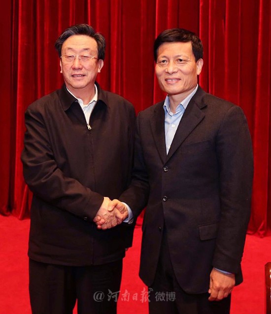 3月20日下午，郭庚茂（左）与谢伏瞻（右）在郑州亲切握手。 河南日报记者 郭宇 董亮 图
