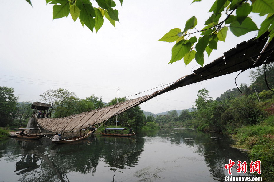 5月2日，凤凰县搜寻人员仍在沱江下游搜寻。