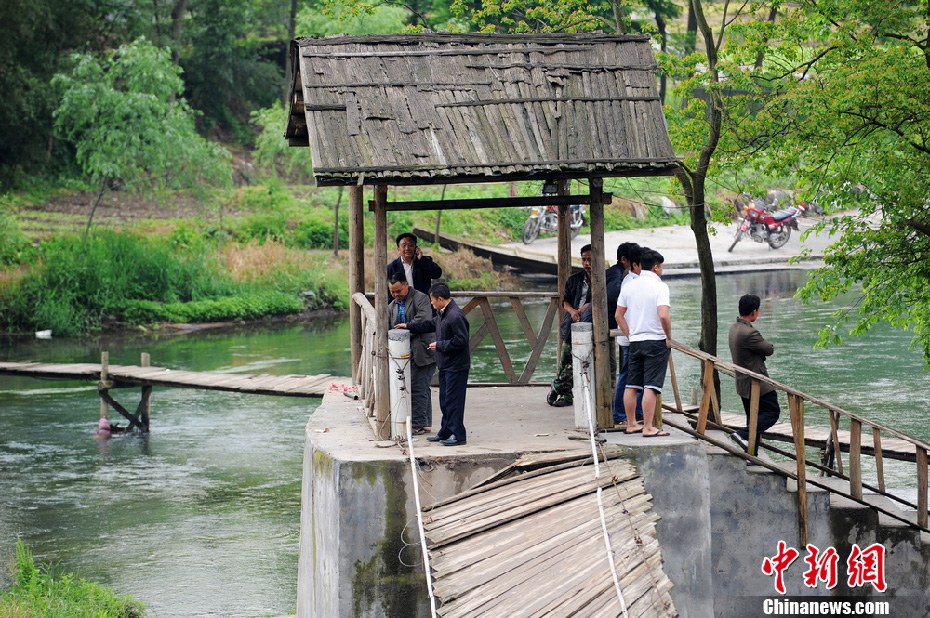 5月2日，凤凰县搜寻人员仍在沱江下游搜寻。
