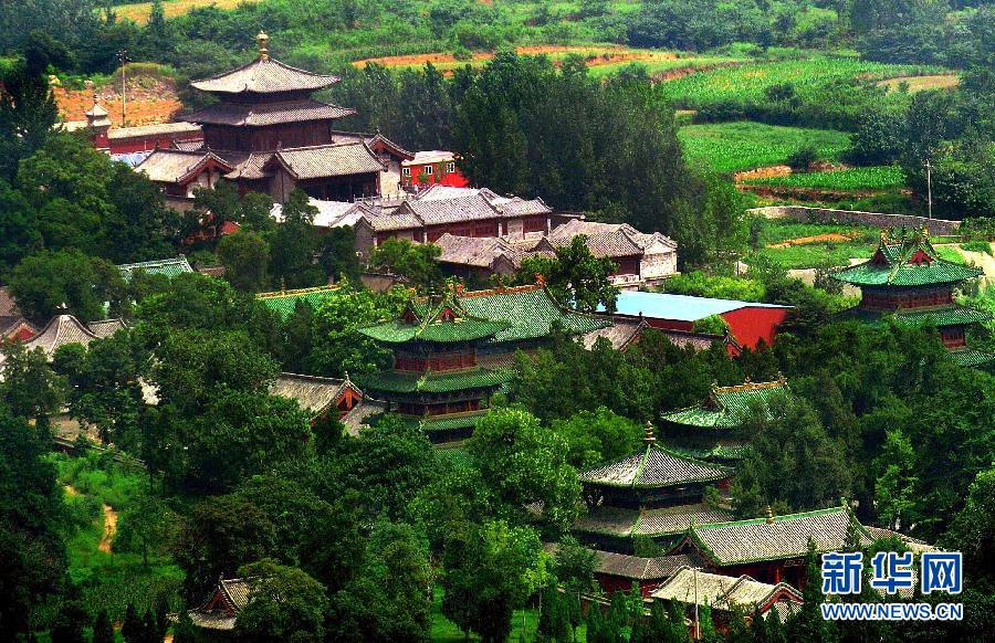 　从少林寺对面的山峰上俯瞰少林寺常住院的全貌(2012年8月4日摄)。