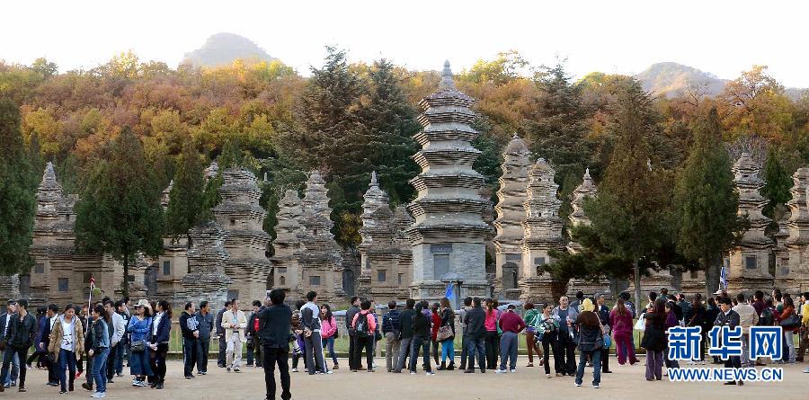 　游客在少林寺塔林景区参观(2012年10月31日摄)。